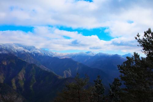 大峰山脈南側かな。仏生ヶ岳とか釈迦ヶ岳方面だと思われる。その手前が七面山っぽいけど、どうなんだろうか！？