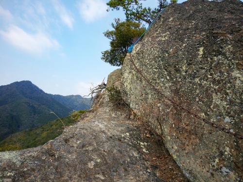 写真ではわかりにくいがこの岩場のトラバースは左側はスパンッと切れていて落ちたら完全アウト